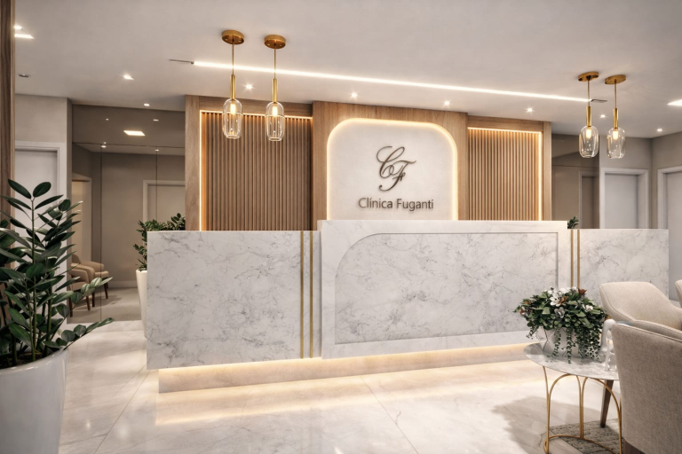 Recepção da Clínica Fuganti com balcão em mármore, painel ripado em madeira, iluminação embutida em LED e design elegante assinado pela arquiteta Tauana Boeira.