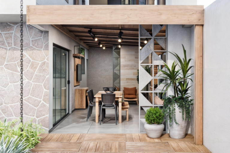 Área gourmet moderna com estrutura em madeira e design contemporâneo – Projeto residencial